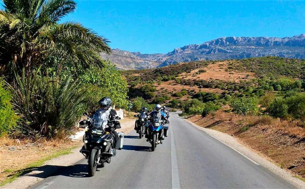 Comment organiser un road trip moto au Maroc quand on part de France : guide pratique et itinéraires