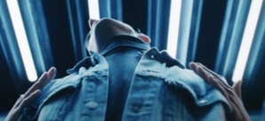 H&M crée une veste pour s'enlacer malgré la distanciation sociale H&M crée une veste pour s'enlacer malgré la distanciation sociale