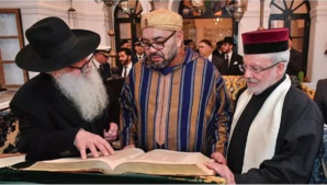 SM Mohammed VI en compagnie des grands rabbins du Maroc et de Casablanca