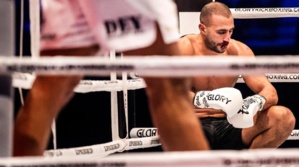 Cette poisse qui vit au crochet de Hari ! Cette poisse qui vit au crochet de Hari !