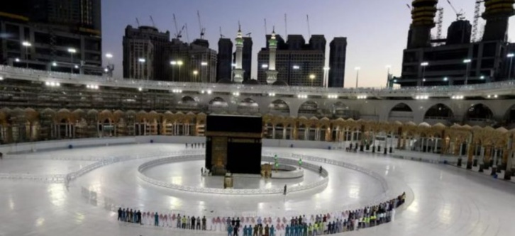 Le premier groupe de fidèles a commencé le petit pèlerinage Le premier groupe de fidèles a commencé le petit pèlerinage