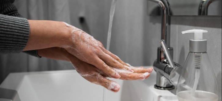 Le Coronavirus survit jusqu'à neuf heures sur la peau Le Coronavirus survit jusqu'à neuf heures sur la peau