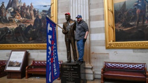Un partisan de Trump se faisant prendre en photo au sein du Capitole Un partisan de Trump se faisant prendre en photo au sein du Capitole