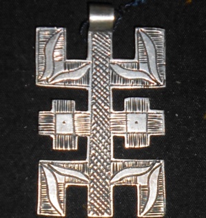 Bijou berbère sous forme de la lettre "Z" en Tifinagh Bijou berbère sous forme de la lettre "Z" en Tifinagh