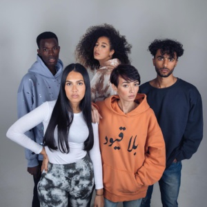 L'artiste Manal Benchlikha révèle sa nouvelle marque de prêt-à-porter L'artiste Manal Benchlikha révèle sa nouvelle marque de prêt-à-porter