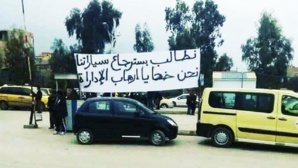 Manifestation des victimes dans l'affaire des "véhicules du polisario" Manifestation des victimes dans l'affaire des "véhicules du polisario"