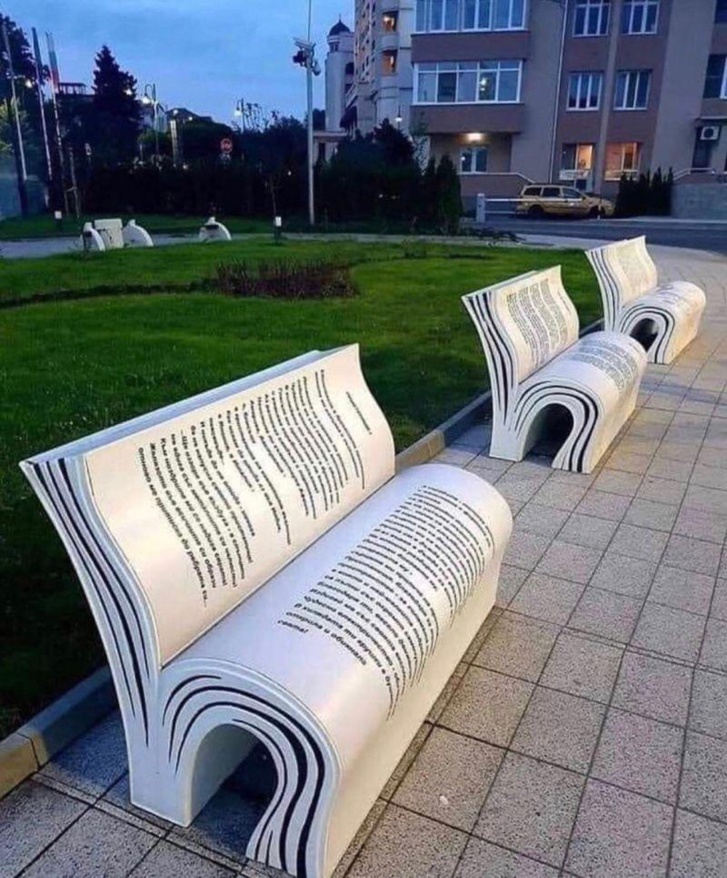 Lire sur un banc public Lire sur un banc public