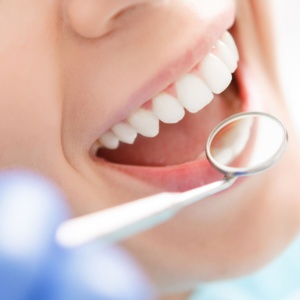 Une mauvaise santé bucco-dentaire peut s'avérer être grave et favorise les carences alimentaires