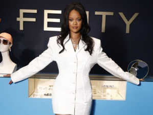 Fenty, la marque de prêt-à-porter de Rihanna, suspend ses activités Fenty, la marque de prêt-à-porter de Rihanna, suspend ses activités
