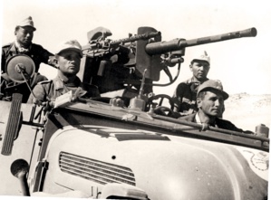 Les fiers guerriers de l'Afrikakorps en panne de soutien logistique dans le désert de Libye Les fiers guerriers de l'Afrikakorps en panne de soutien logistique dans le désert de Libye