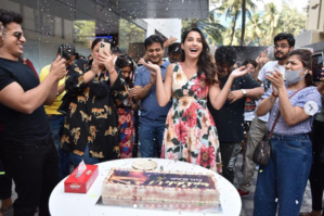 Nora Fathi dépasse 1 millard de vue sur Youtube avec " Dilbar" Nora Fathi dépasse 1 millard de vue sur Youtube avec " Dilbar"