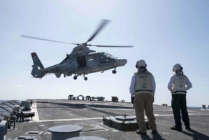 Un hélicoptère Panther de la Marine Royale en train d'aponter sur le destroyer américain USS Mitsher