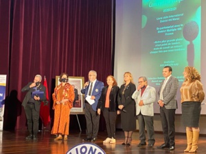 Membres du jury accompagnés du gouverneur du District, et de la présidente du Club Membres du jury accompagnés du gouverneur du District, et de la présidente du Club