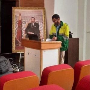 Photo : Un jeune marocain soutient sa thèse en tenue d’éboueur Photo : Un jeune marocain soutient sa thèse en tenue d’éboueur