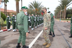 Le Général El Farouk Belkhir recevant le Général Andrew Rohling