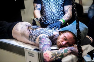 Un homme vend son dos à 150 000€ Un homme vend son dos à 150 000€