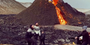 Islande : Ils jouent au volley-ball près d’un volcan en éruption.