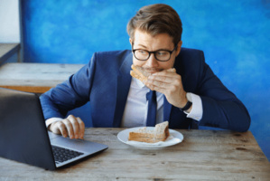Arrêtez de manger devant vos écrans, découvrez pourquoi ! Arrêtez de manger devant vos écrans, découvrez pourquoi !