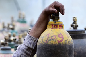 Une bouteille d'oxygène, plus recherchée en Inde que le vaccin Une bouteille d'oxygène, plus recherchée en Inde que le vaccin