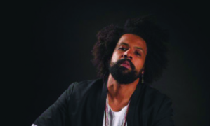 Simo Babara s'adresse aux jeunes dans son nouveau tube "Ghrib" Simo Babara s'adresse aux jeunes dans son nouveau tube "Ghrib"