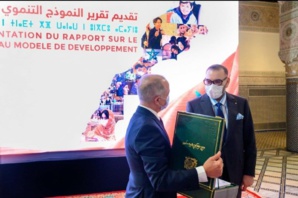 SM le Roi recevant une copie du rapport sur le NMD de la part du président du CSMD, Chakib Benmoussa