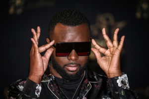 On sait enfin pourquoi Maître Gims refuse d'enlever ses lunettes On sait enfin pourquoi Maître Gims refuse d'enlever ses lunettes