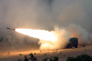 MLRS M142 Himars : jusqu'à 300 kms de portée MLRS M142 Himars : jusqu'à 300 kms de portée