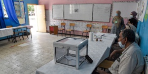 Elections législatives en Algérie : bureau de vote désert et urne presque vide