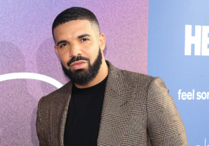 Drake s'offre un stade entier pour un rendez-vous, et se fait surprendre par un drone Drake s'offre un stade entier pour un rendez-vous, et se fait surprendre par un drone