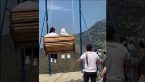Deux femmes chutent d'une balançoire et tombent d'une falaise Deux femmes chutent d'une balançoire et tombent d'une falaise