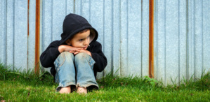 La maltraitance : encre rouge tachetant l'innocence infantile La maltraitance : encre rouge tachetant l'innocence infantile