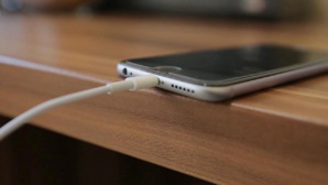 Batterie : faut-il laisser son smartphone branché à son chargeur toute la nuit ? Batterie : faut-il laisser son smartphone branché à son chargeur toute la nuit ?