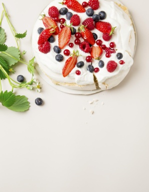 Pavlova fraises, framboises, myrtilles