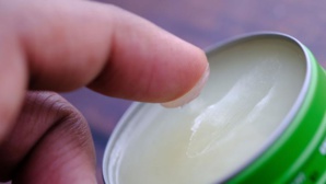8 utilisations de la vaseline que vous ignorez ! 8 utilisations de la vaseline que vous ignorez !