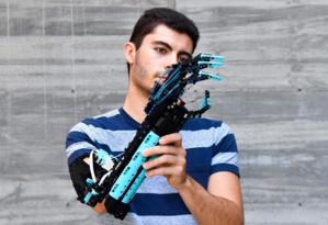A l'âge de 22ans , il fabrique des prothèses de bras en Légo