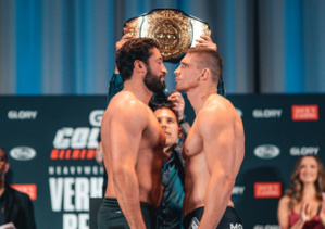 Jamal Ben Saddik et Rico Verhoeven, lors de la pesée. Jamal Ben Saddik et Rico Verhoeven, lors de la pesée.