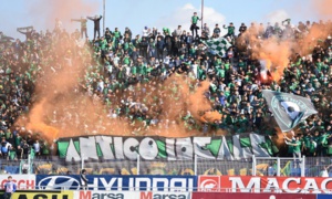 Public dans le stade d'El Jadida.