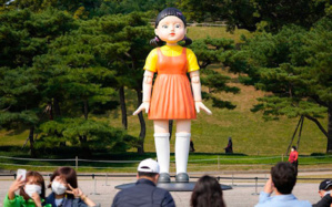 La poupée géante de “Squid Games" installée au parc olympique de Séoul La poupée géante de “Squid Games" installée au parc olympique de Séoul