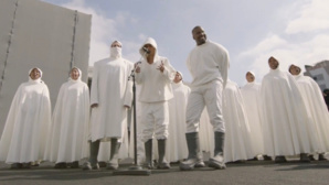 Kanye West invite Justin Bieber et Marilyn Manson pour un office religieux surréaliste.