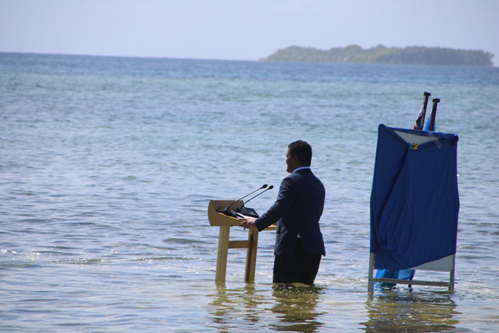 Un ministre fait un discours les pieds dans l’eau Un ministre fait un discours les pieds dans l’eau