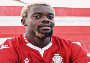 Guy Mbenza, attaquant du Congo-Brazzaville et du Wydad de Casablanca. Guy Mbenza, attaquant du Congo-Brazzaville et du Wydad de Casablanca.