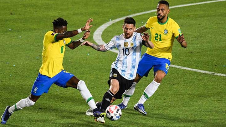 Messi tenu en renailles entre Fred et Cuhna