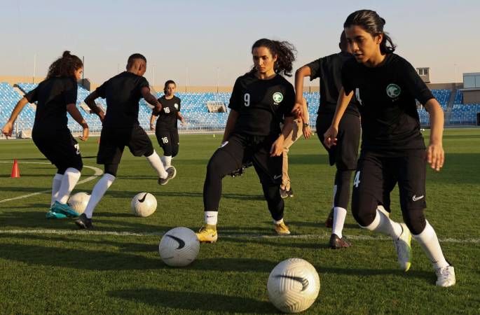 des footballeuses seoudiennes à l'entrainement au Prince Faisal bin Fahd