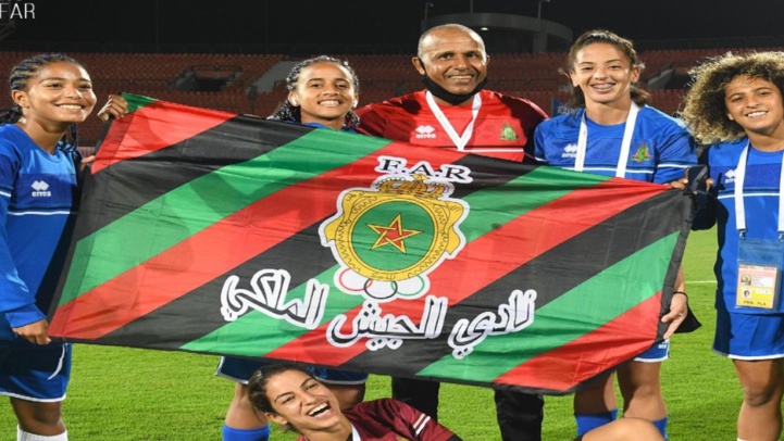 Haidamou au milieu de ses joueuses Haidamou au milieu de ses joueuses