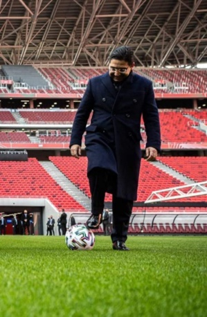 Balle au pied jusqu'au fond de la lucarne Balle au pied jusqu'au fond de la lucarne