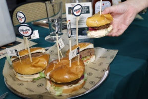 Israël : Une chaîne de restaurants lance des burgers préparés par un robot Israël : Une chaîne de restaurants lance des burgers préparés par un robot