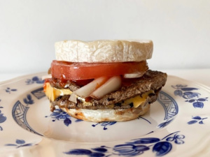 Un fast-food japonais crée un burger dont le pain est remplacé par deux camemberts Un fast-food japonais crée un burger dont le pain est remplacé par deux camemberts