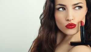 Astuces : Comment tenir son rouge à lèvres toute la journée ?