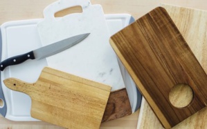 Planche à découper : astuce pour enlever les traces de couteau Planche à découper : astuce pour enlever les traces de couteau