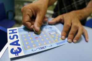 Un couple australien retrouve un ticket gagnant à 100.000 dollars dans leur armoire Un couple australien retrouve un ticket gagnant à 100.000 dollars dans leur armoire